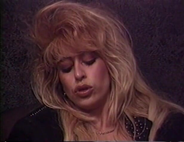 Old Good Porn: Blonde with natural tits fucks her cunt solo