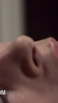 Sexo lésbico en la mesa de billar