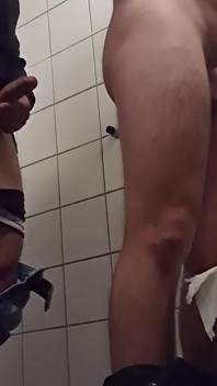 Foda-se'n Fumaça em um banheiro público
