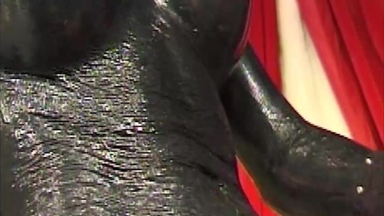 ORGASMX: Femeile fetiș își trag păsăricile