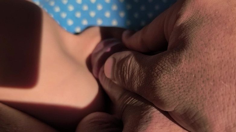 Blondasexy00: 義理の兄弟が義理の妹のきつい処女マンコに巨大なペニスをこすりつける