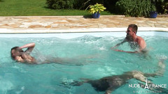 Nude in France: Krátkovlasá francouzská brunetka milfka šuká dva chlapy dvakrát denně