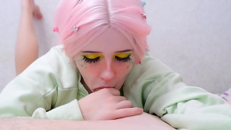 BubbleGum: La piccola carina lecca il cazzo!