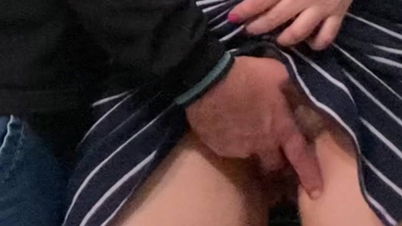 Niki studio: Milf sin bragas se mete los dedos en el coño...