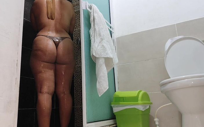 1lindapareja: Genç çıplak kadın duşta kaydedildi