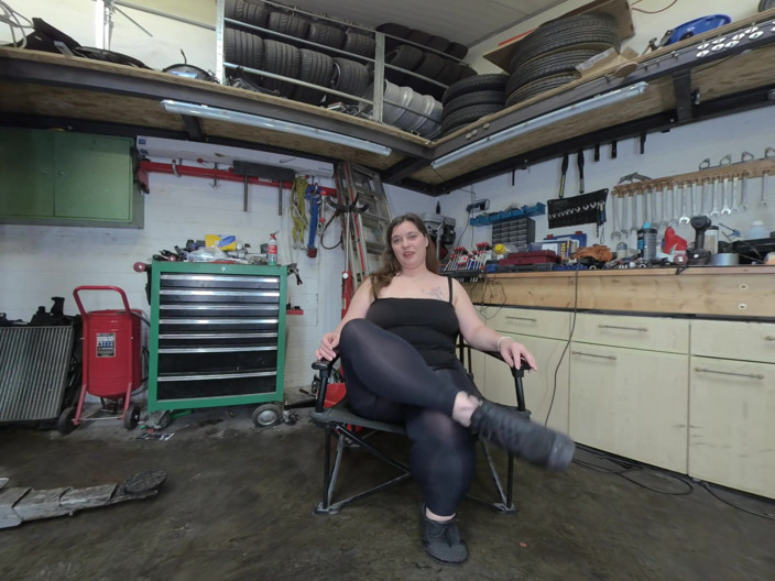 Amateur VR 3D: VR Amateur Babe Paula Wet Cunt in Garage - 360 Risky Pound...