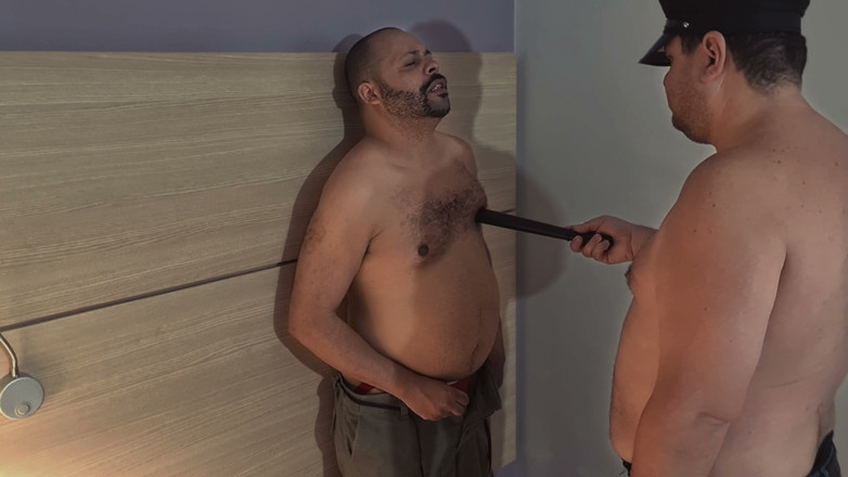 Punchbagplz: Medvědí policajt vyšetřování: smyslný výslech s Heavyhitterboxerem