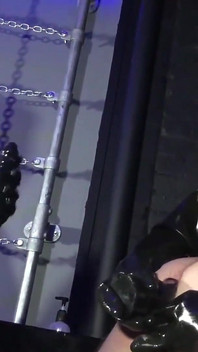 レディ・ヴァレスカとミス・パトリシアはベンチの上に潜水艦を構えている。