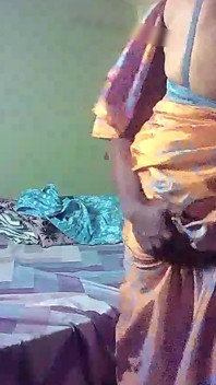 Sebelum mengongkek isteri bertetek besar seksi memakai saree dan pepek dijolok keras