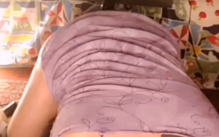 Lizzaali: Levantando mi vestido morado para ser golpeado por mi máquina...