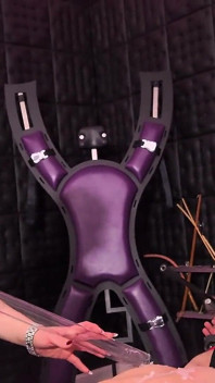 Lady Medea 在机架上硬抽吸 CBT