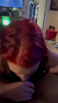 Sexy roodharige zuigt aan zwarte pik en ballen