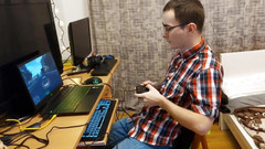 Alex and Luiza: Vysokoškolačka přeruší svého nerdského spolužáka, zatímco hraje videohry