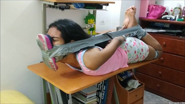 Selfgags Latina Bondage: Une belle-mère et son beau-père ont trouvé notre baby-sitter ligotée...