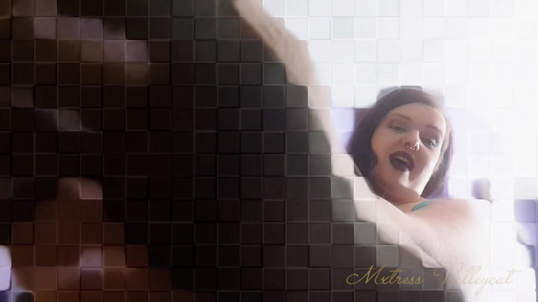 Mxtress Valleycat: Lounging Giantess Looms