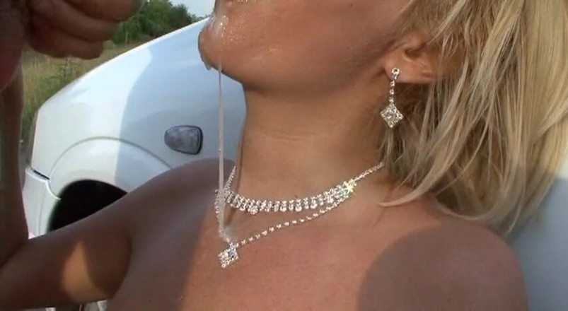 Public Lust: Con đĩ tóc vàng hứng tình đút đồ chơi vào âm hộ của cô ấy...