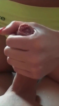 La matrigna milf ha sorpreso il figliastro che si masturbava con le mutandine e l'ha aiutato a venire