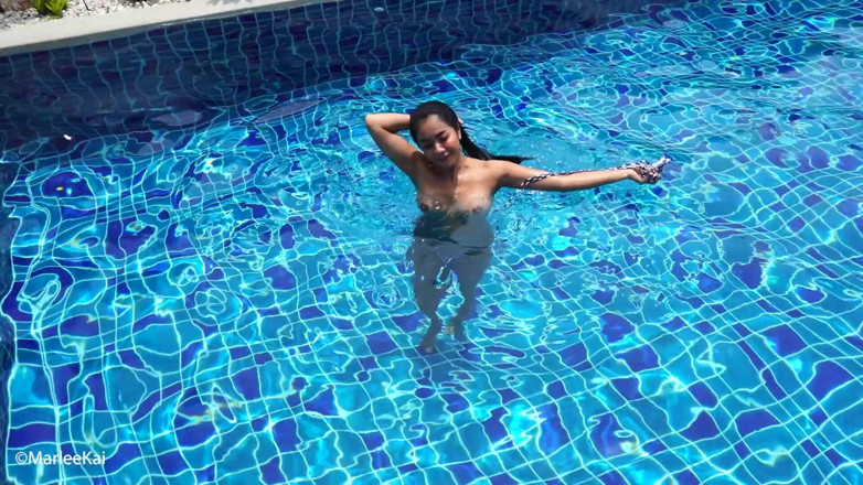 Marlee Kai: Awek Thai menghisap zakar di kolam