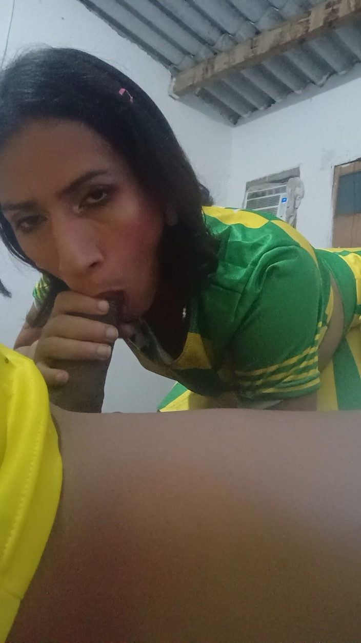 Femboy from Colombia: 이 트랜스 소녀가 다시 돌아와 모든 것을 쏟아붓고 있습니다