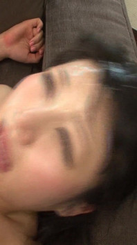 Chigusa dedica seu corpo enquanto o desejo transborda em um encontro intenso e sem restrições