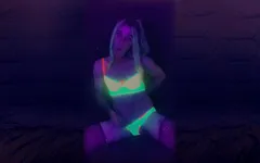 Menina bonita da rave quer festejar