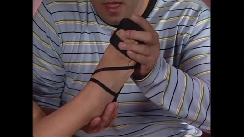 Cinema X: Фантастическая сексуальная милфа-брюнетка движется в трусиках и трахается с огромным винтажным членом, который кончает в ее рот