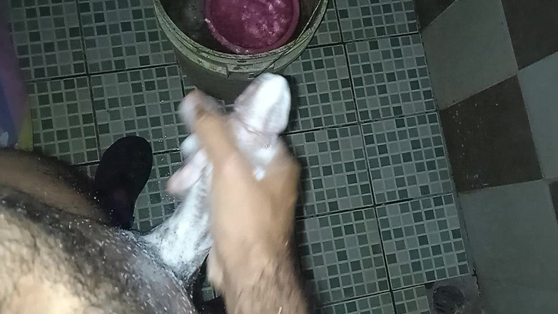 Cute boy jerks off: Un mec gay se masturbe en pensant à sa partenaire qui...