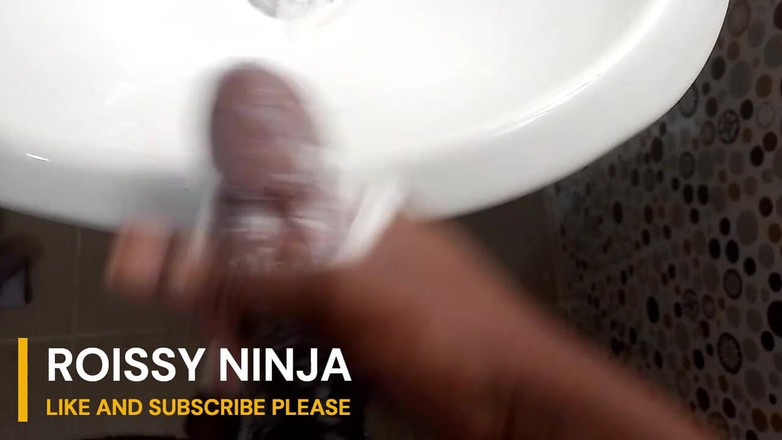 roissy ninja: Aku ngocok kontolku di wastafel kantor