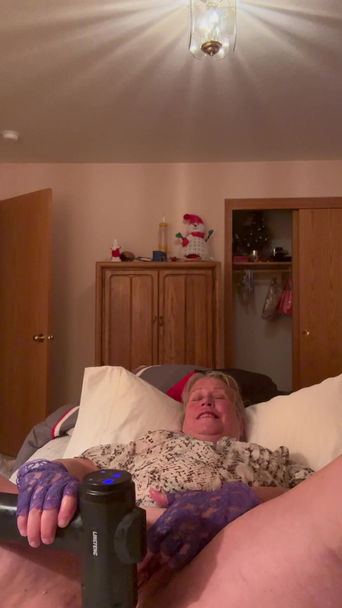 Big Ass 4 U: Regardez mamie jouir avec un nouveau jouet d'ambiance