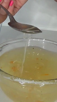 안야 이모는 당신의 수프에 오줌을 싸고 있습니다.