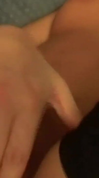 Simony Diamond Lutscht Es Und Nimmt Es in Den Arsch Vor Dem Kamin