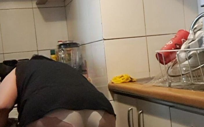 Mommy big hairy pussy: Milf in de keuken aan het werk
