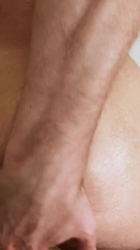 Massaggio con olio per un sedere grosso