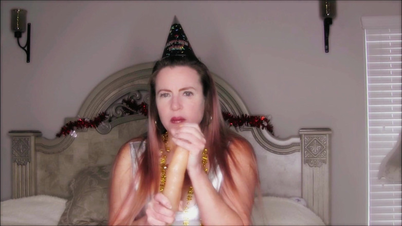 Nikki Nevada: Buon anno 2022! Masturbazione con un cappello da festa con abito...