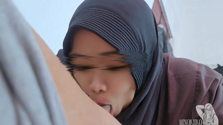 Minokiiko: 戴穆斯林头巾的亚洲女孩按摩我的身体,然后吮吸我的鸡巴!疯狂的快乐结局 - minokiiko