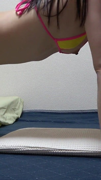 Girls Only Apartment w Japonii, pokój, w którym chuda mała titted dziewczyna robi drażnić treningi w Bikini Micro Stringi