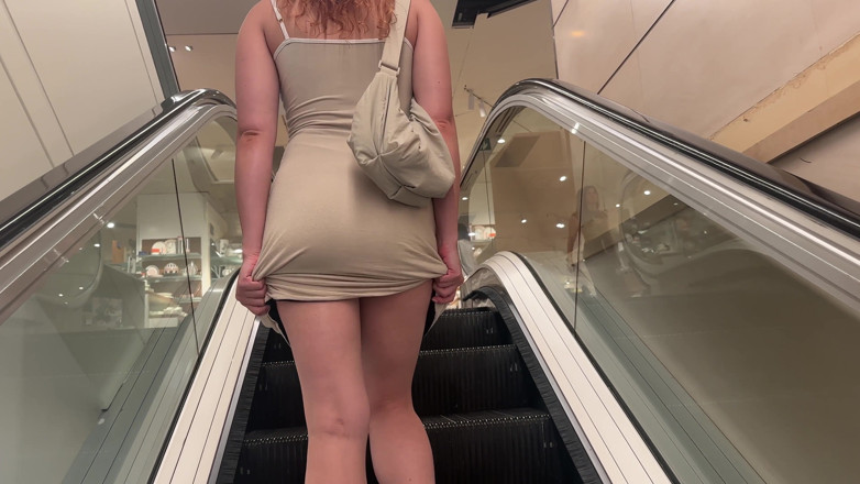Verlonis: Tachinarea cu vibratorul se transformă în sex sălbatic în cabina de probă...