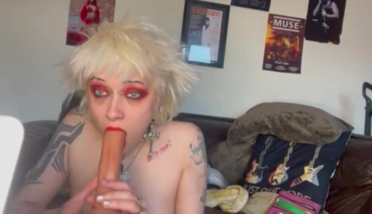 Glitterqueen1999: Un salivoso deepthroat con il gagging e scopando un dildo