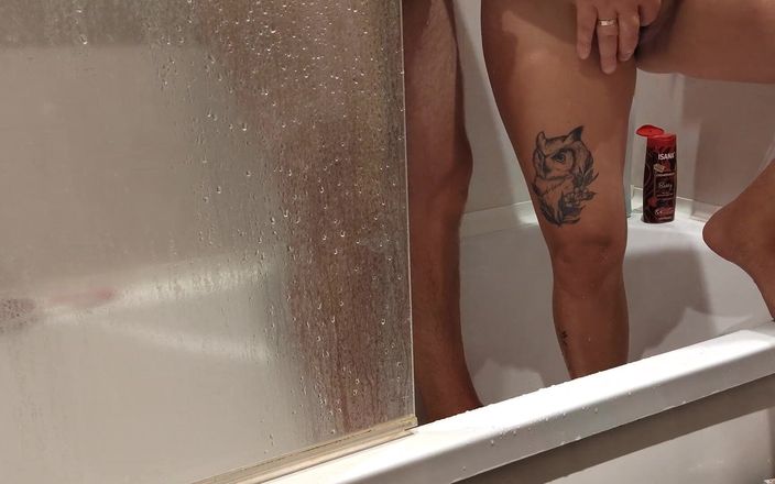 Emma_Alex: 自制的相互手淫在淋浴
