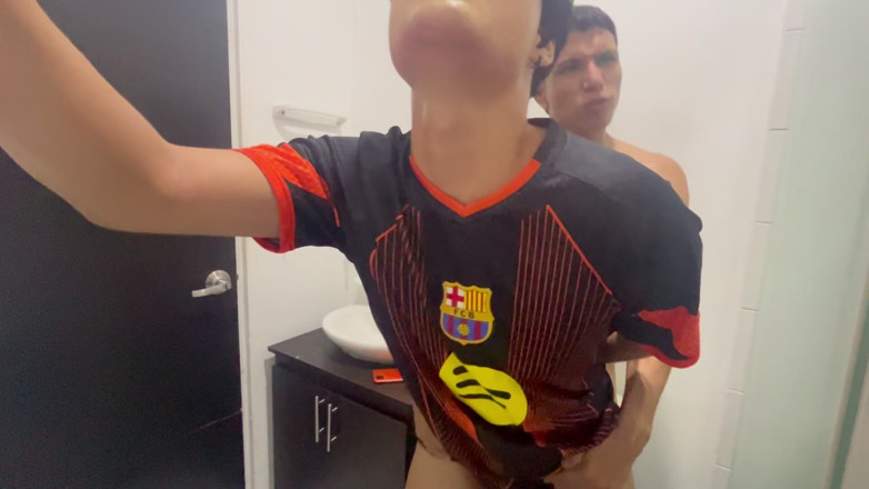 Tomas Styl: Üvey erkek kardeşi oradayken femboy banyoya giriyor ve onun tarafından...