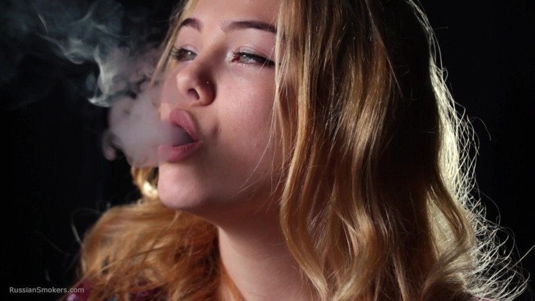 Russian Smokers: Sexy Russian Beauty Smoking Cigarette Outdoor Vibes