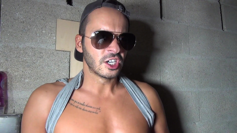 Ridley Dovarez | Gaysight: Bastardo de bolas vazias, ajoelhando-se em um porão