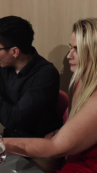 Cuckold wird beim abschluss von deals abgelenkt, während ich unter den tisch komme, um den schwanz meines partners zu lutschen