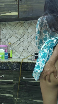 Bonita indiana madrasta buceta e bunda fodida duro por enteado enquanto ele está na cozinha para seduzir