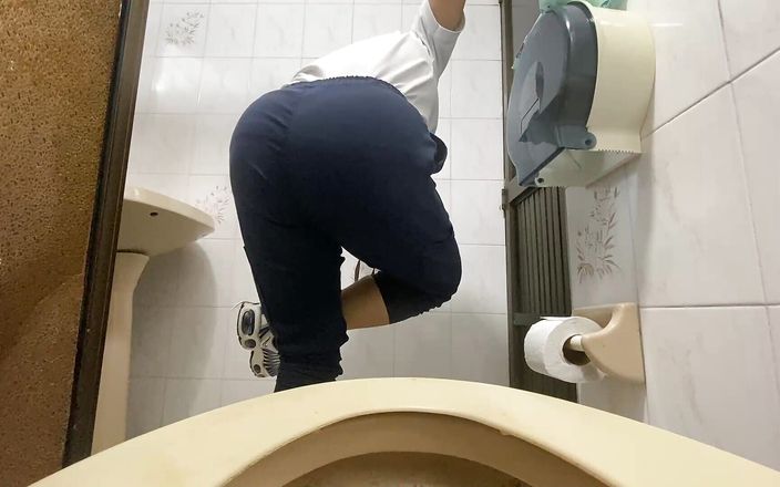 irina69star: Dikkatsiz hemşire ofisteki umumi tuvalette filme alındı