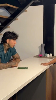 Minha Meia-irmã Me Pega Fazendo Algo Às Escondidas... E Tudo Acaba Na Cozinha