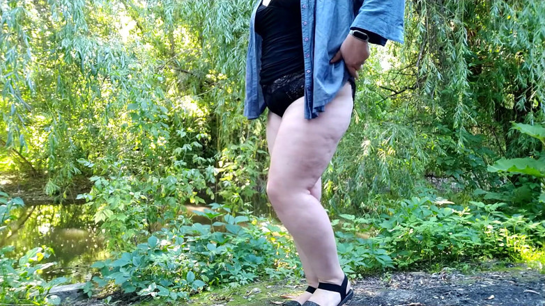 Elena: Endloser strom von pisse durch schmutzige MILF höschen hinteransicht