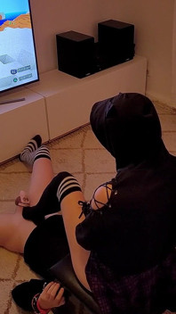 สาวประเภทสองติดกรงถูกแกล้งในกล่องนั่งหน้า - นางฟ้าใช้ทาสเป็นที่นั่งขณะเล่นเกม