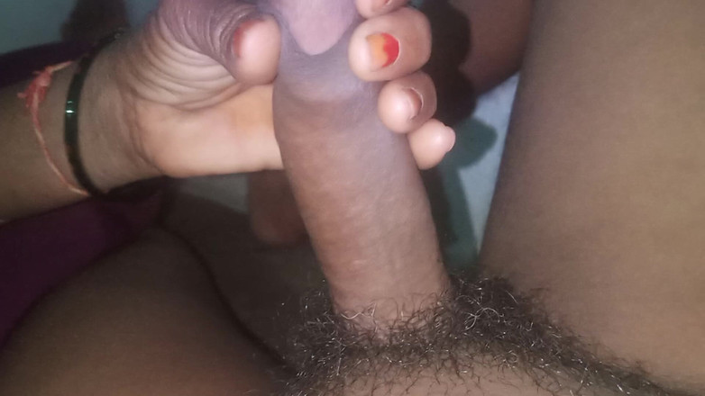 skkumari257: Seksi hatun erkek arkadaşının yarağını emiyor