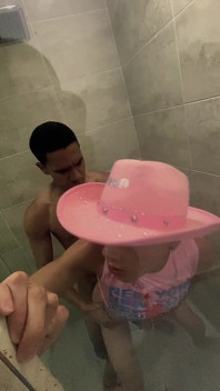 Femboy Se Fait Baiser Par Un Inconnu Dans La Salle De Bain De L’hôtel Où Elle Est En Vacances Avec Sa Famille